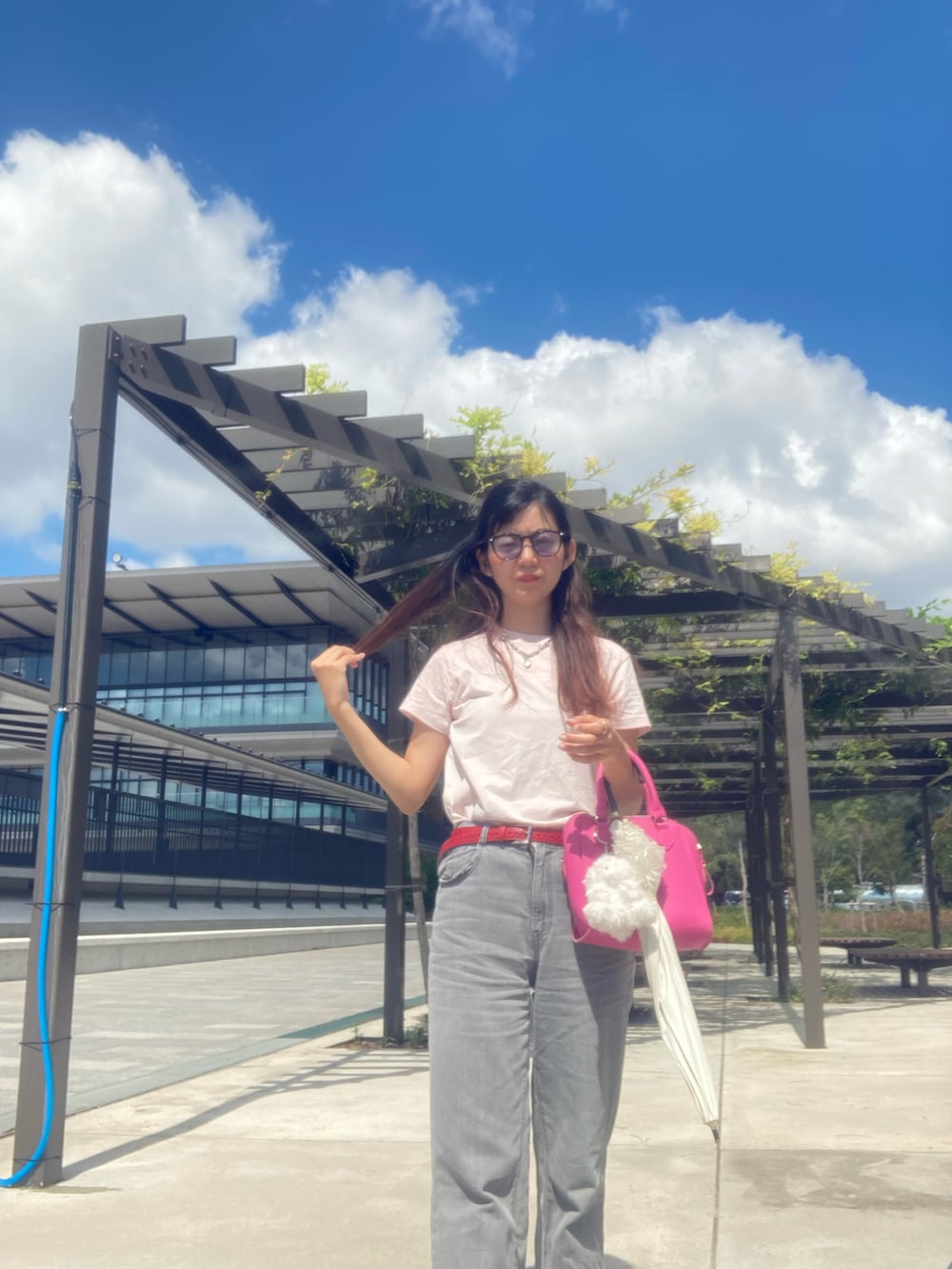 ピンク系のTシャツ/カットソーを着用したレディースの秋コーディネートの3枚目の写真