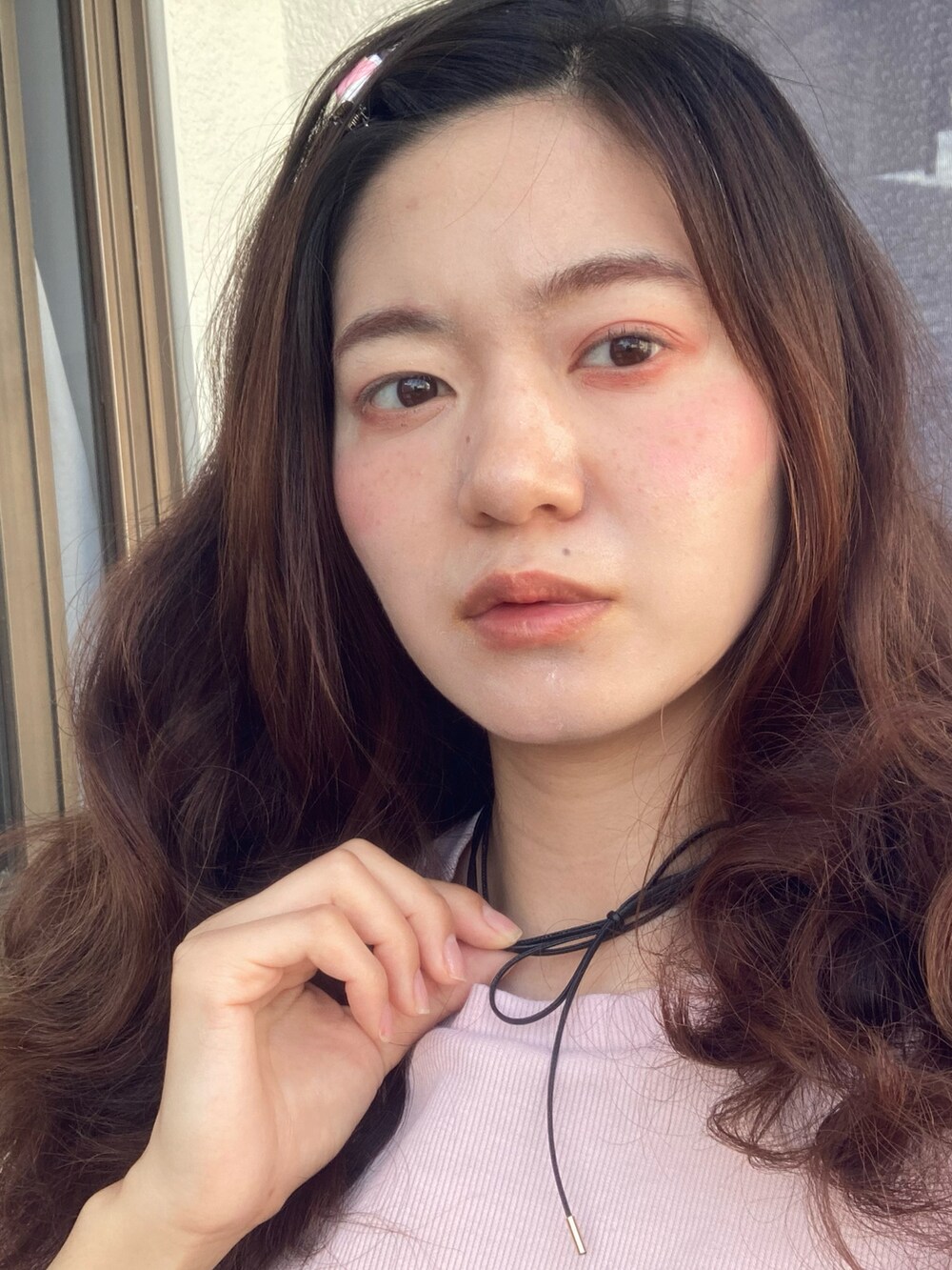 ピンク系のTシャツ/カットソーを着用したレディースの春コーディネートの2枚目の写真