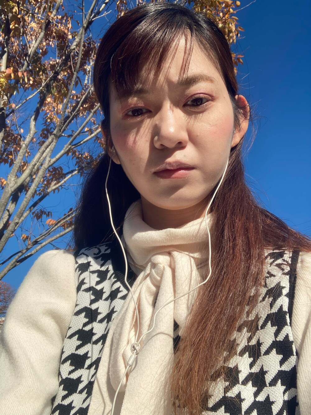 ブラック系のワンピースを着用したレディースの冬コーディネートの2枚目の写真