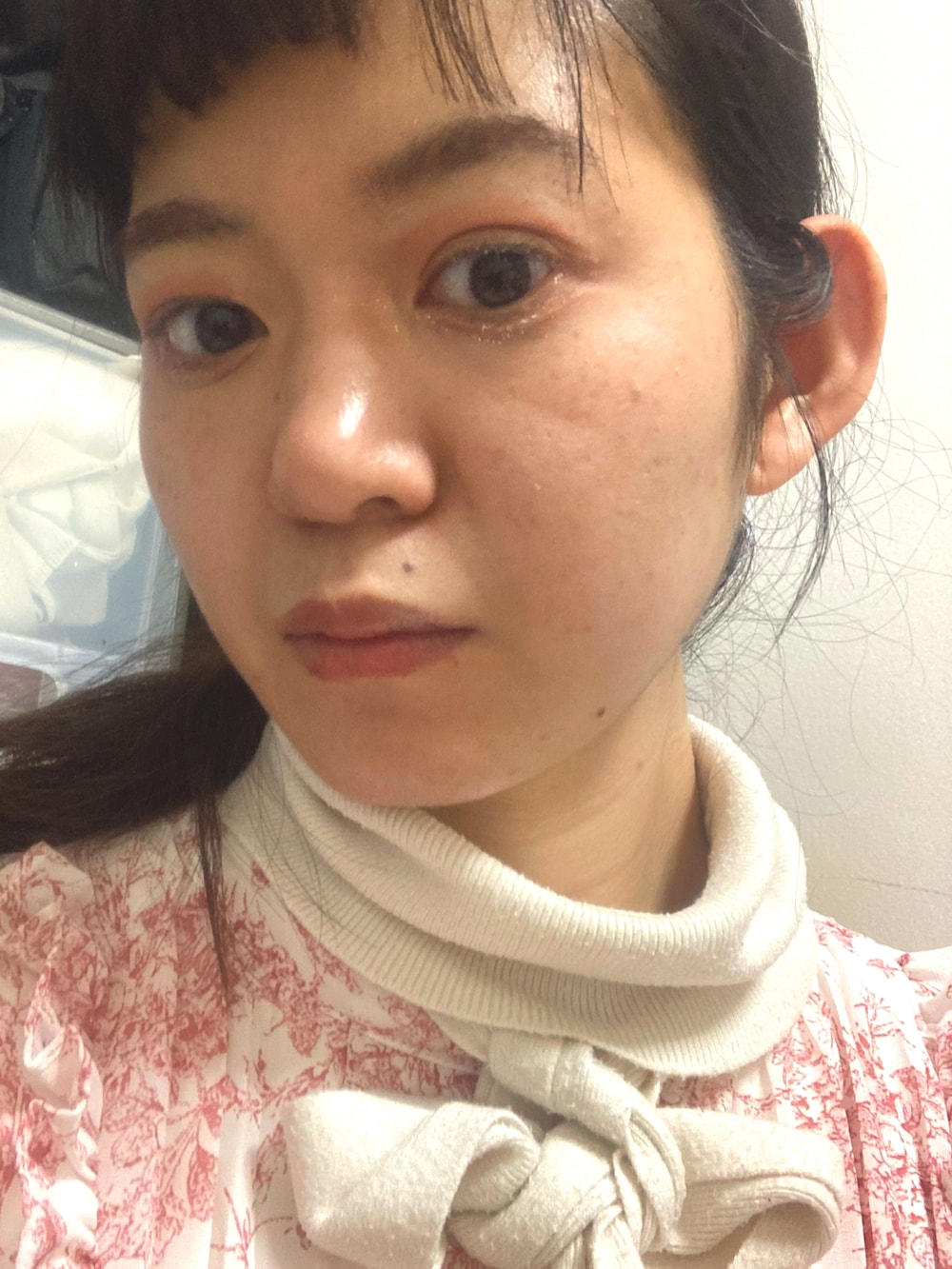 ピンク系のワンピースを着用したレディースの冬コーディネートの4枚目の写真