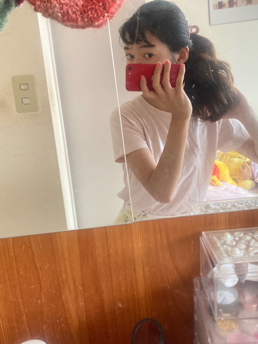 ピンク系のその他ヘアアクセサリーを着用したレディースの秋コーディネートの2枚目の写真