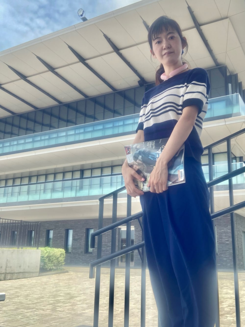 ブルー系のTシャツ/カットソーを着用したレディースの夏コーディネートの2枚目の写真