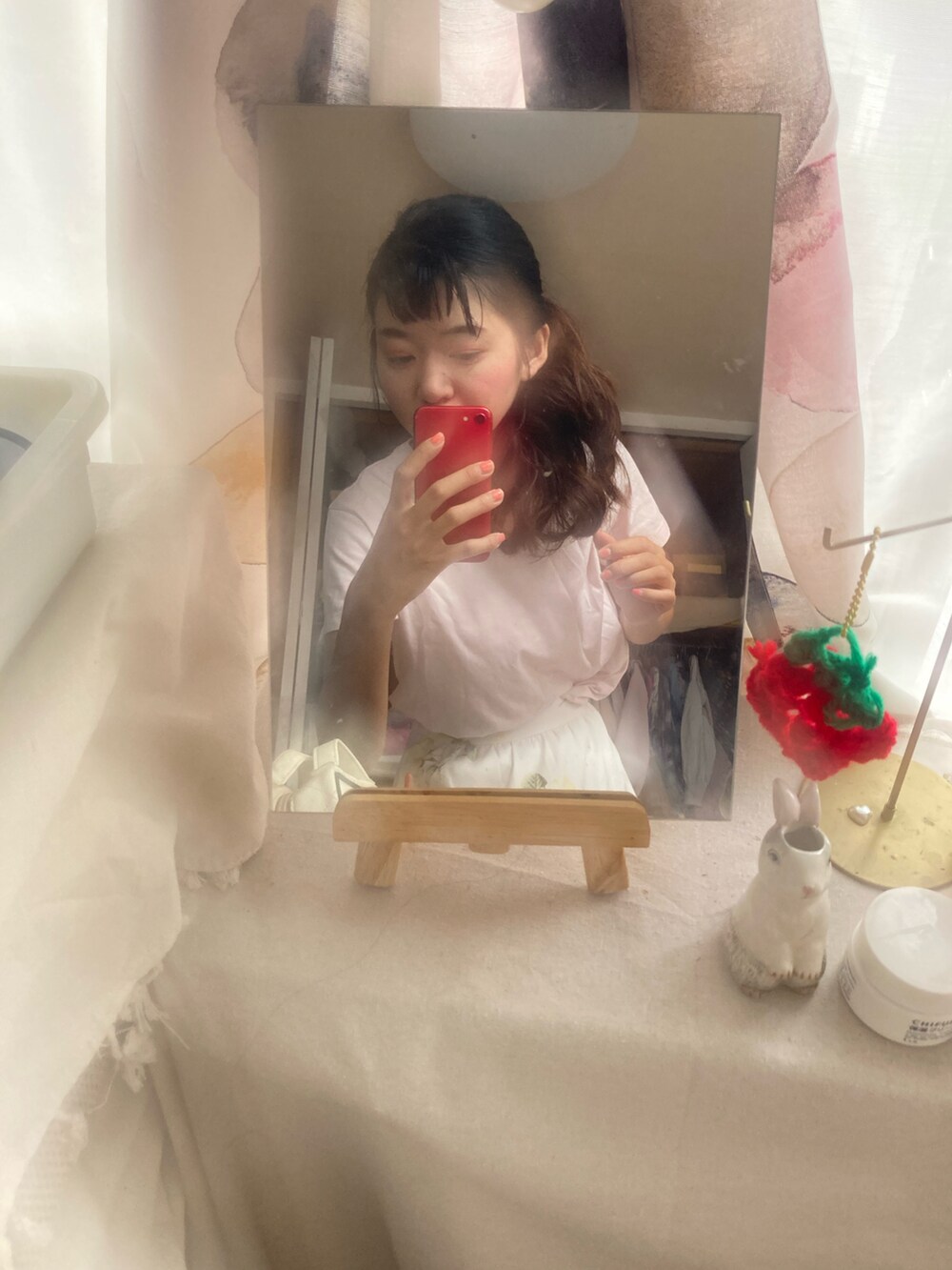 ピンク系のその他ヘアアクセサリーを着用したレディースの秋コーディネートの4枚目の写真