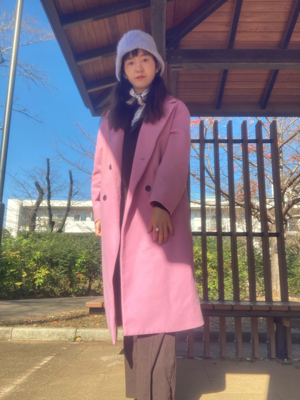 ブルー系のキャップを着用したレディースの秋コーディネートの2枚目の写真