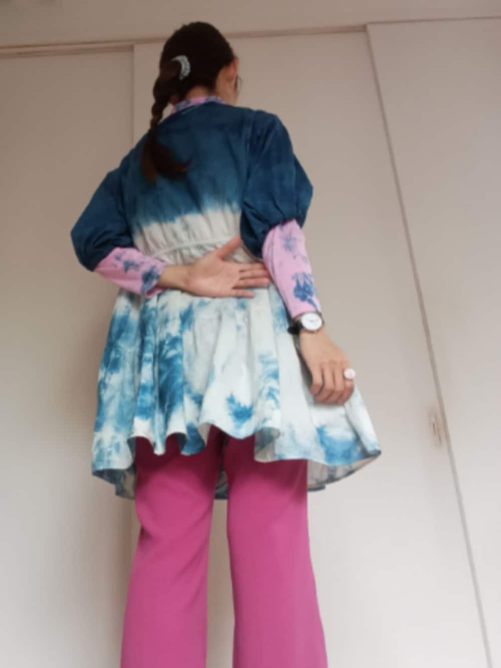 ホワイト系のトップス、ピンク系のスラックスを着用したレディースの夏コーディネートの2枚目の写真