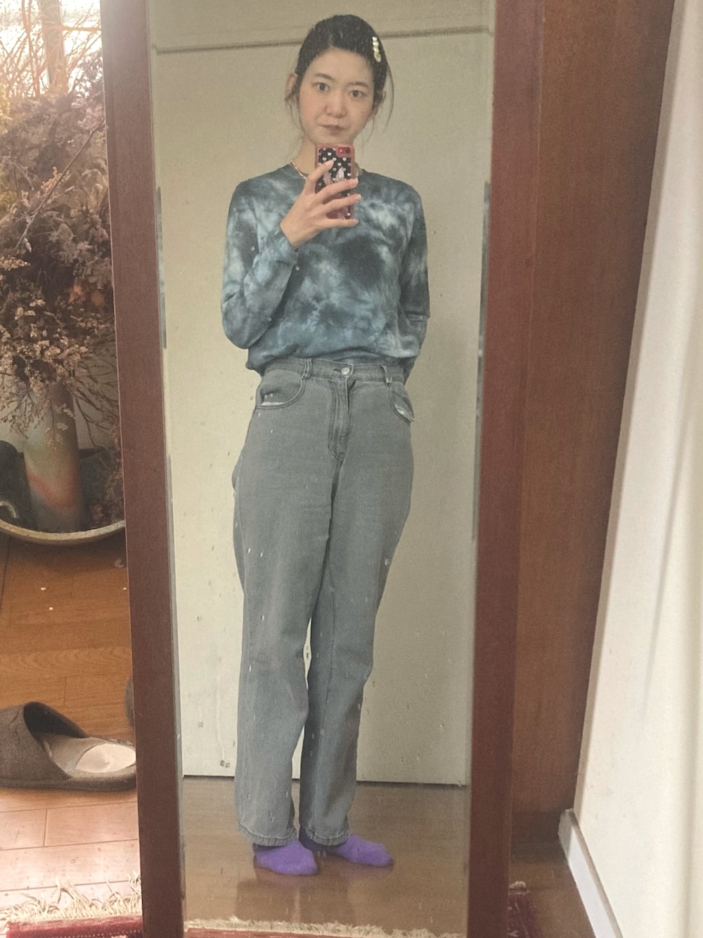 グレー系のトップスを着用したレディースの冬コーディネートの2枚目の写真