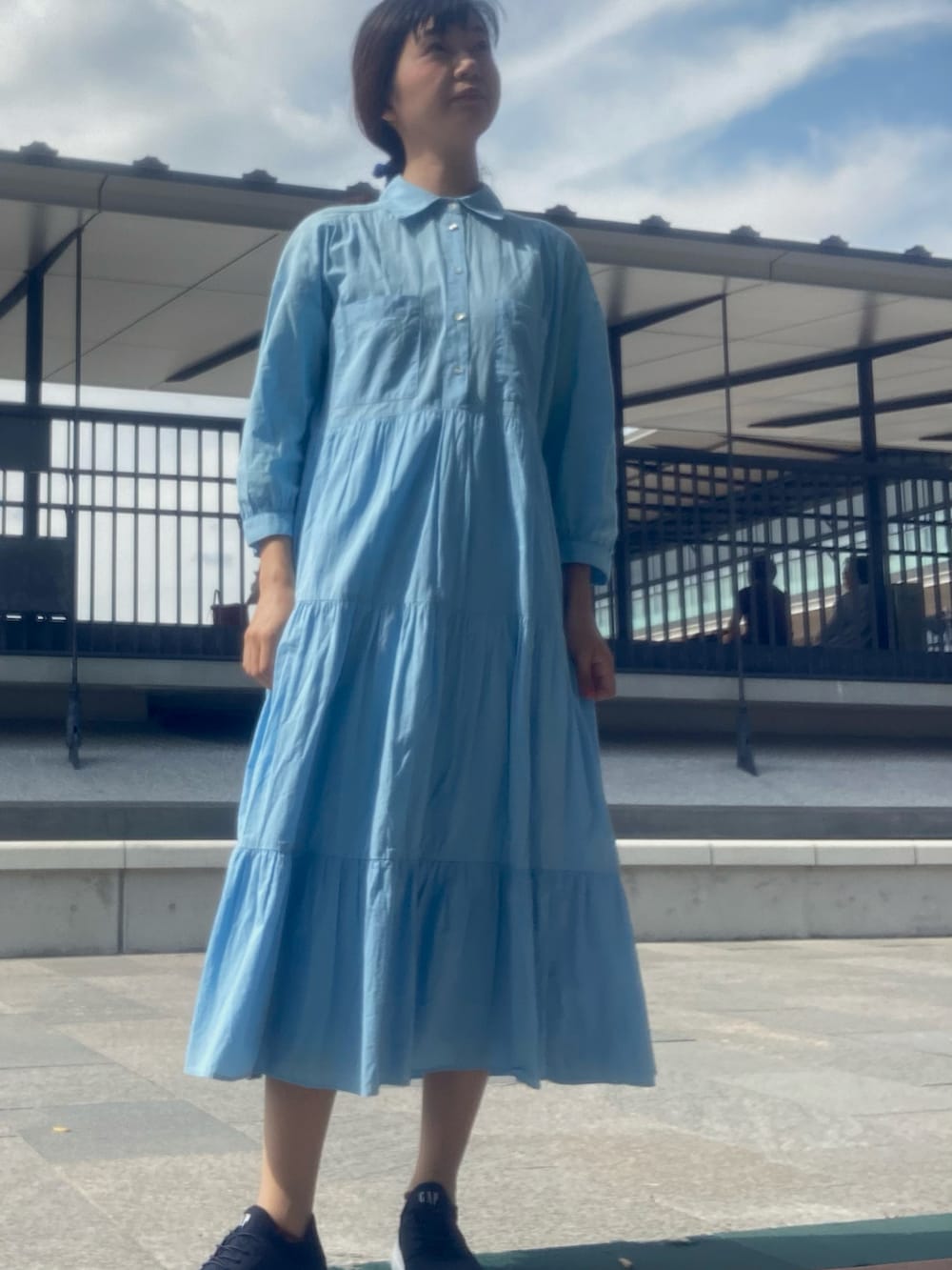 ブルー系のスニーカーを着用したレディースの秋コーディネートの2枚目の写真