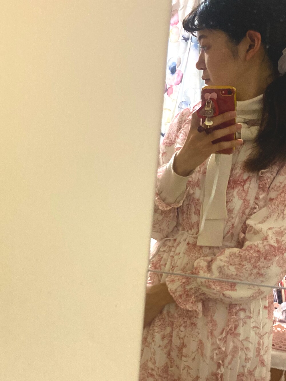 ピンク系のワンピースを着用したレディースの冬コーディネートの2枚目の写真