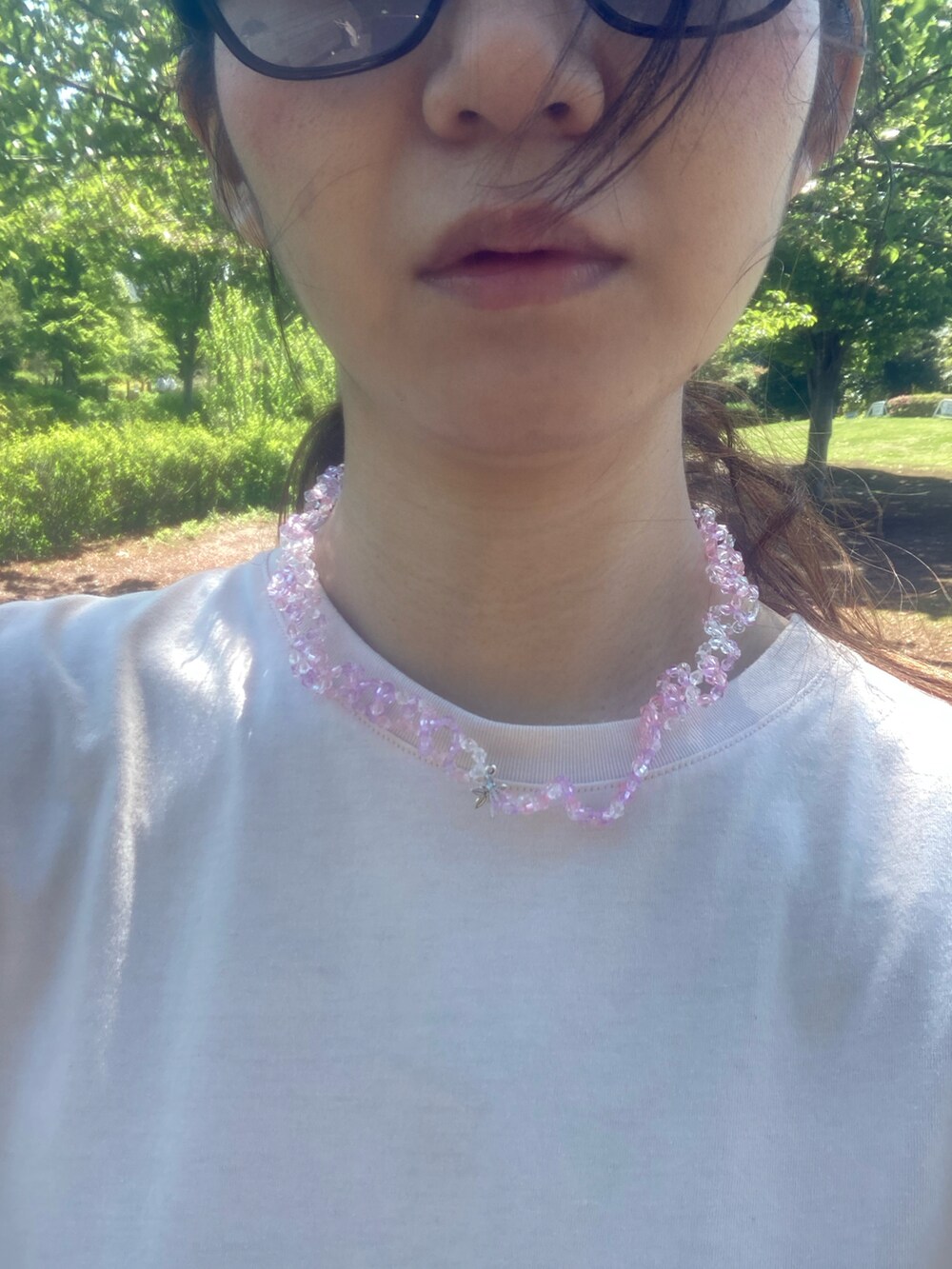 ピンク系のTシャツ/カットソーを着用したレディースの春コーディネートの3枚目の写真