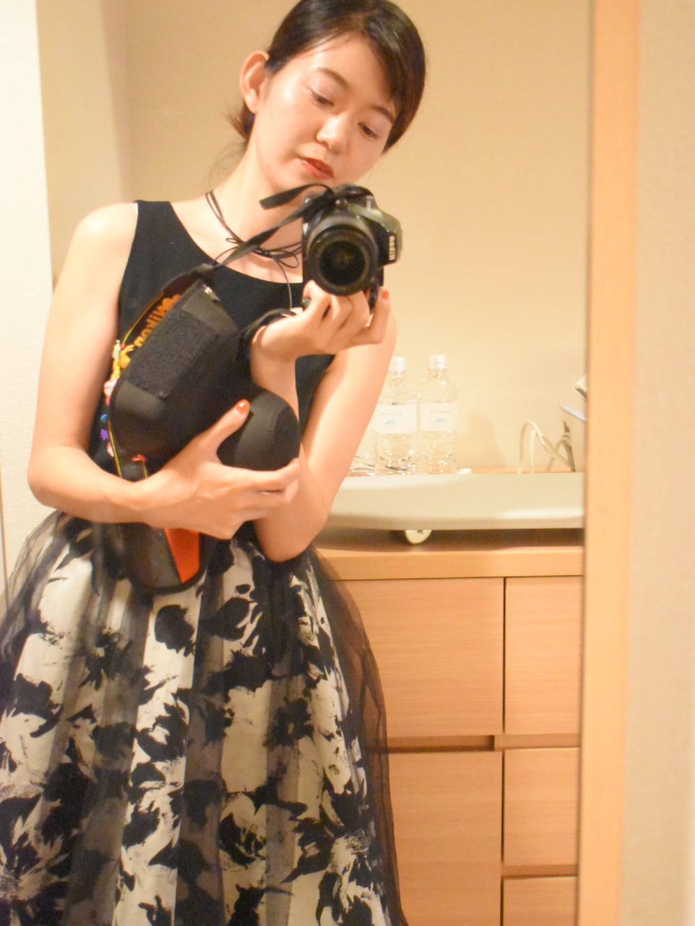 ブラック系のワンピースを着用したレディースの夏コーディネートの2枚目の写真