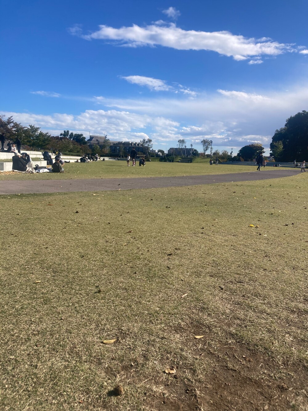 ブルー系のハットを着用したレディースの秋コーディネートの3枚目の写真