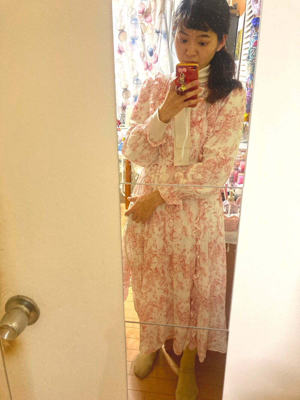 ピンク系のワンピースを着用したレディースの冬コーディネートの3枚目の写真