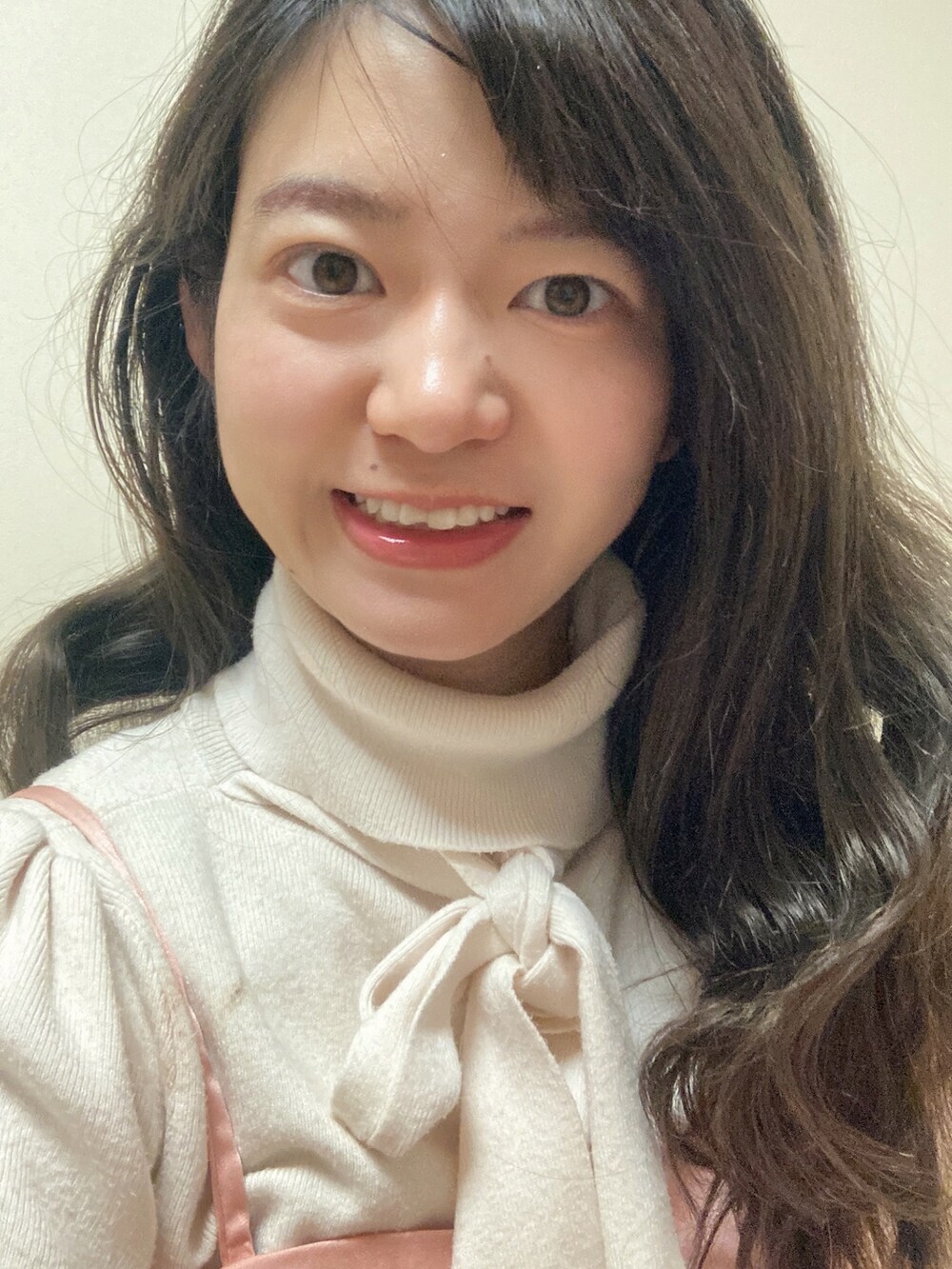 ピンク系のワンピースを着用したレディースの冬コーディネートの2枚目の写真