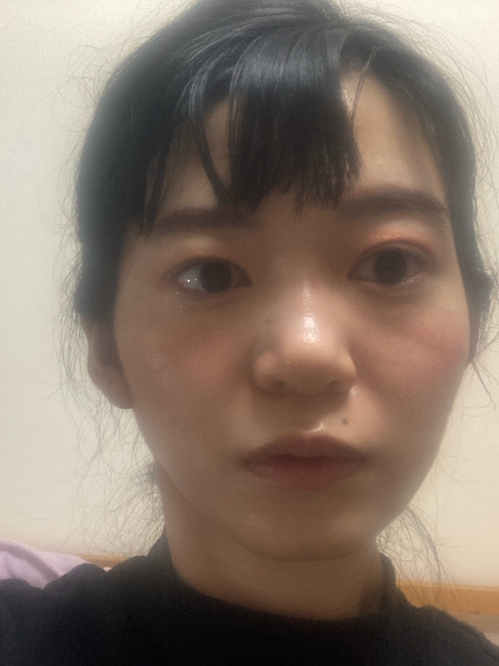 ブラック系のトップスを着用したレディースの秋コーディネートの3枚目の写真