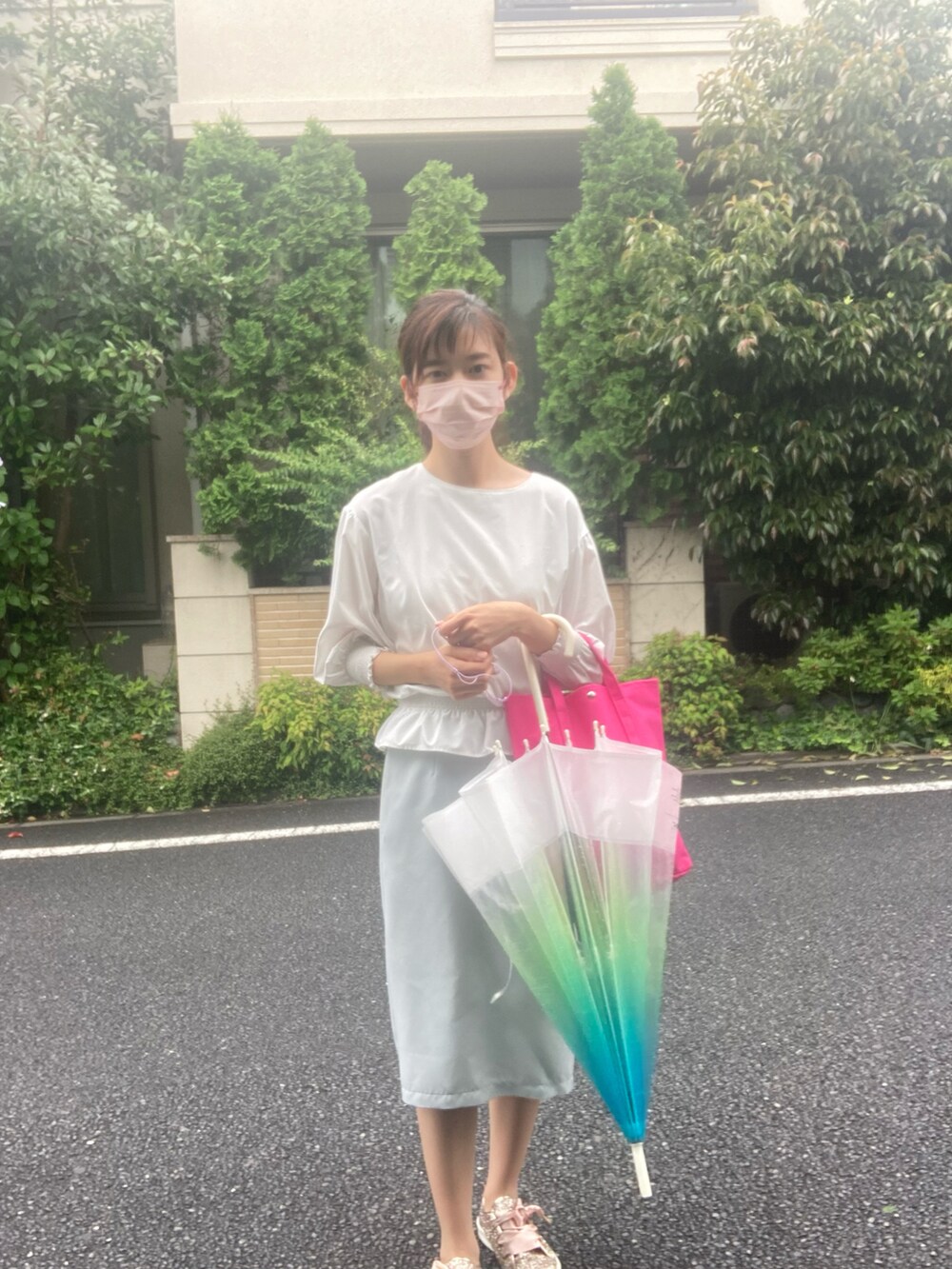 ピンク系のトートバッグを着用したレディースの春コーディネートの2枚目の写真