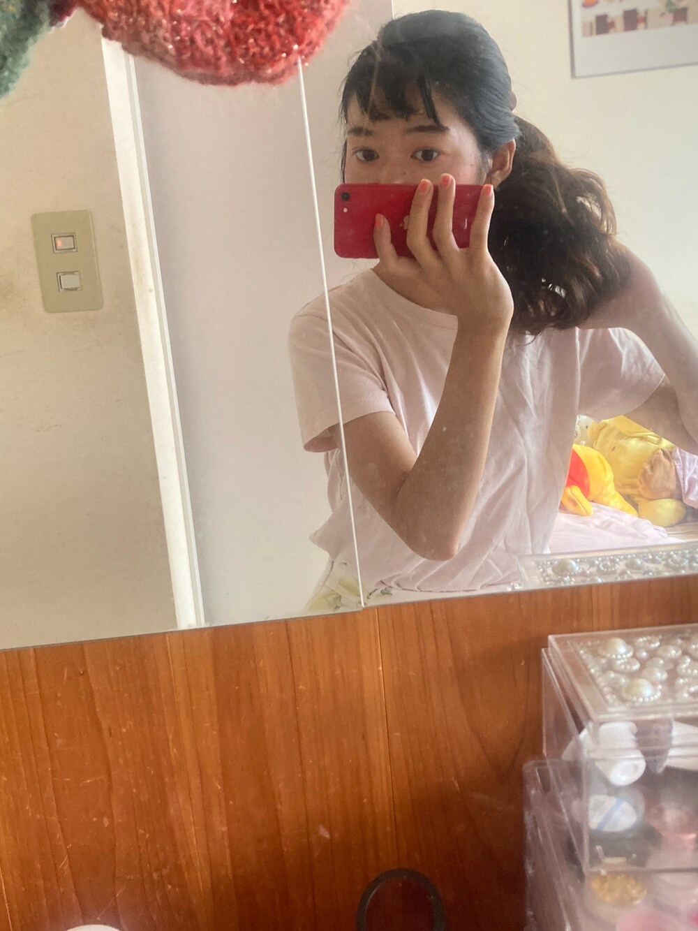 ピンク系のその他ヘアアクセサリーを着用したレディースの秋コーディネートの3枚目の写真