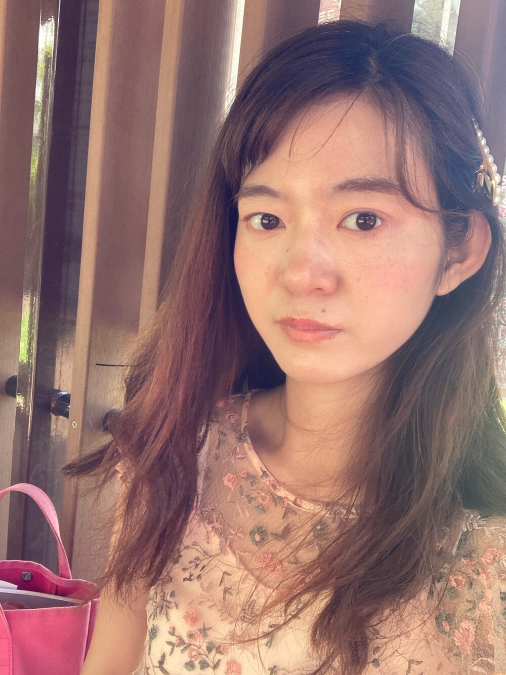 ピンク系のワンピースを着用したレディースの夏コーディネートの4枚目の写真