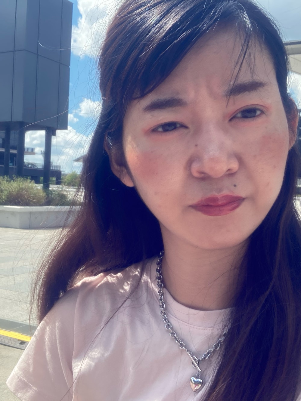 ピンク系のTシャツ/カットソーを着用したレディースの秋コーディネートの4枚目の写真