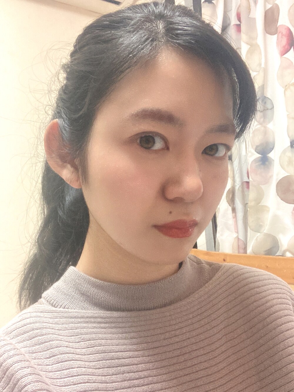 シルバー系のワンピースを着用したレディースの冬コーディネートの2枚目の写真