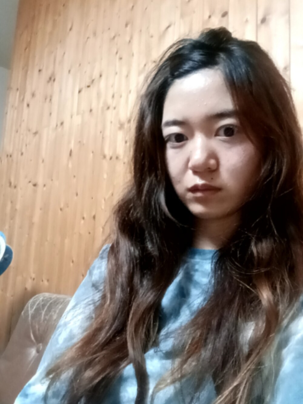 ブルー系のデニムパンツを着用したレディースの秋コーディネートの3枚目の写真