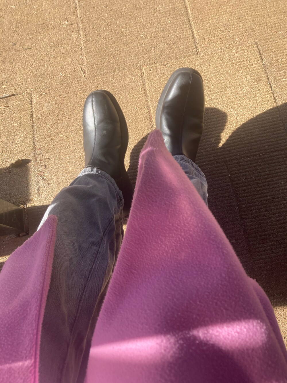 ブラック系のシャツ/ブラウスを着用したレディースの冬コーディネートの3枚目の写真