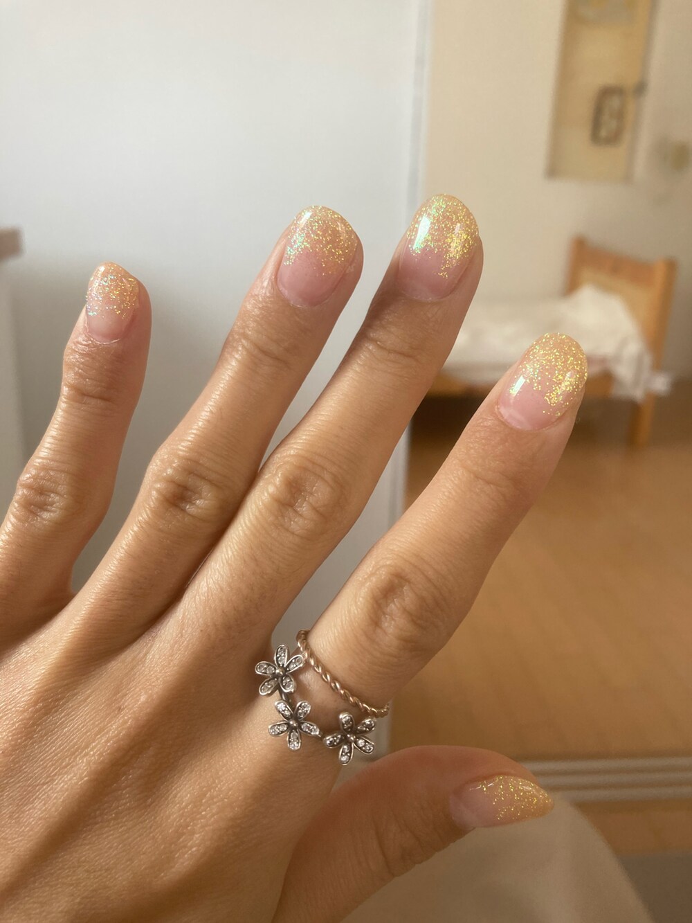 イエロー系のその他を着用したレディースの春コーディネートの2枚目の写真