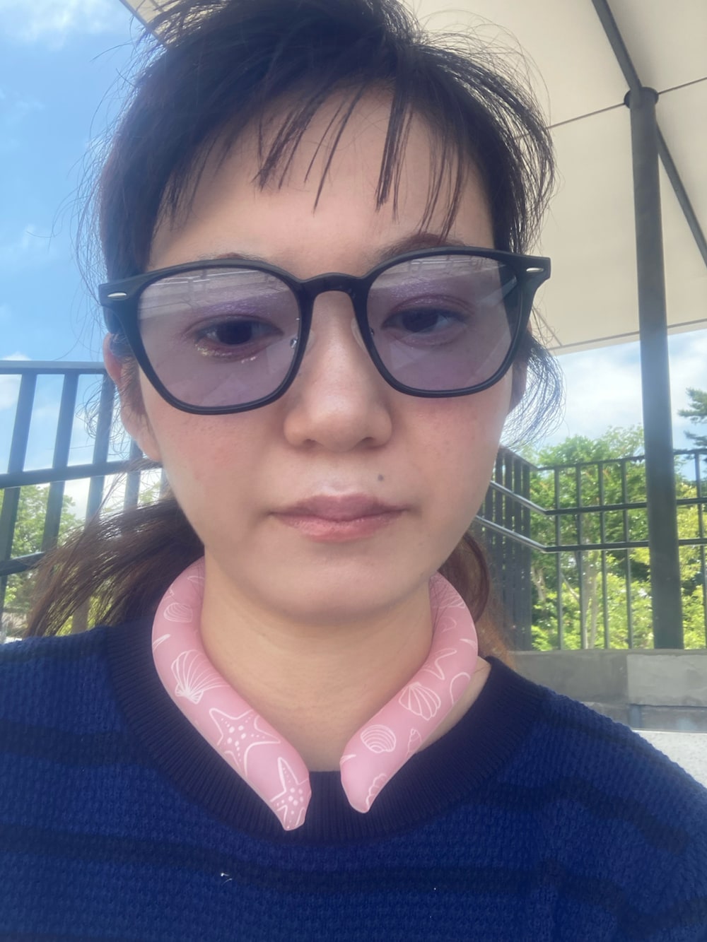 ブルー系のTシャツ/カットソーを着用したレディースの夏コーディネートの3枚目の写真