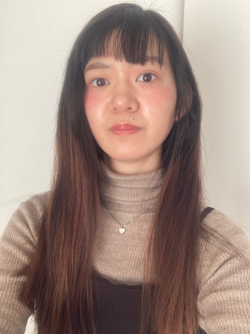 ピンク系のトップスを着用したレディースの冬コーディネートの3枚目の写真