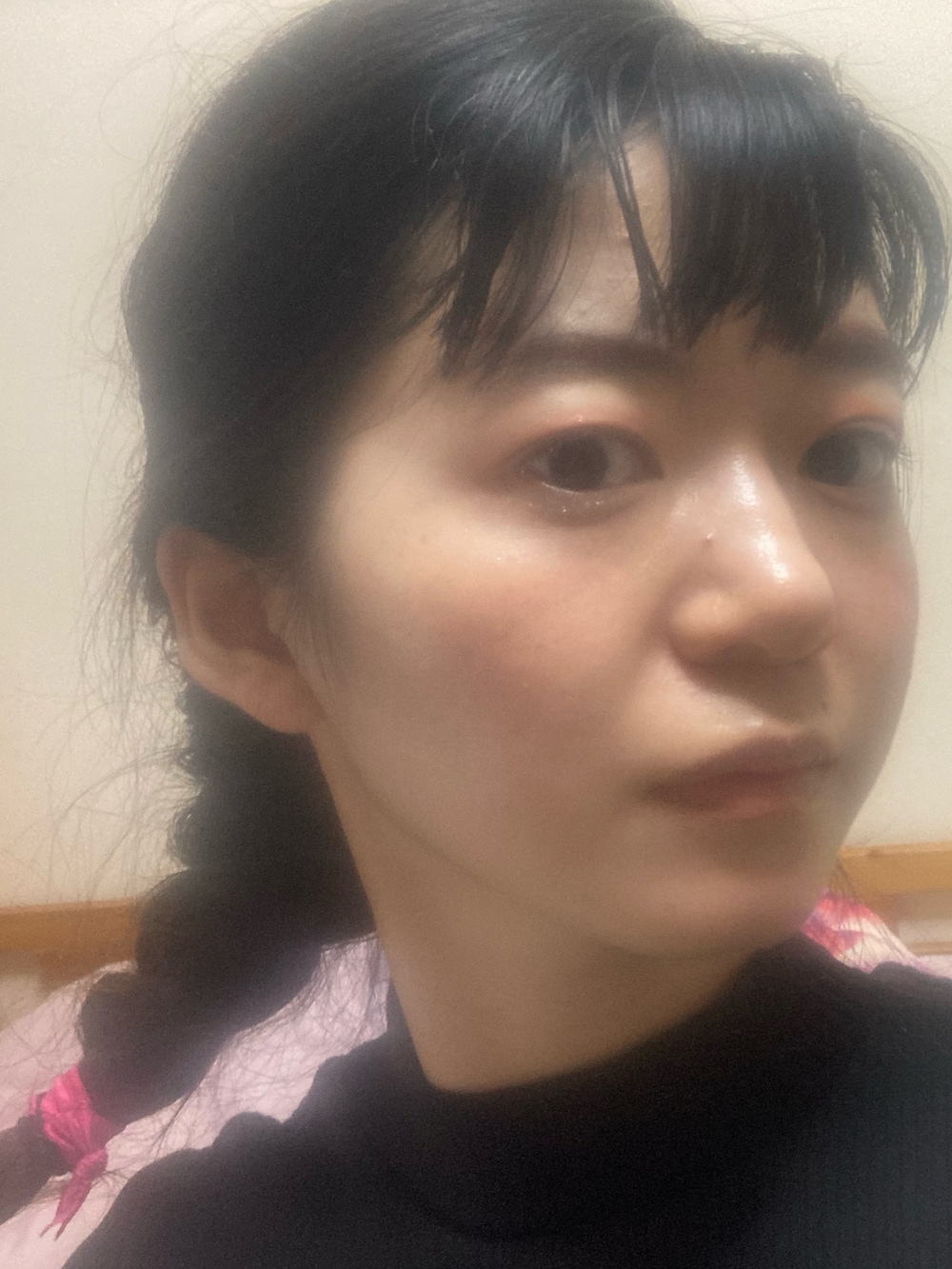 ブラック系のトップスを着用したレディースの秋コーディネートの2枚目の写真