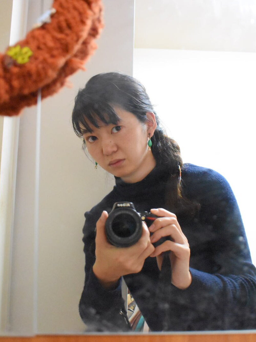 ブルー系のニット/セーターを着用したレディースの冬コーディネートの2枚目の写真