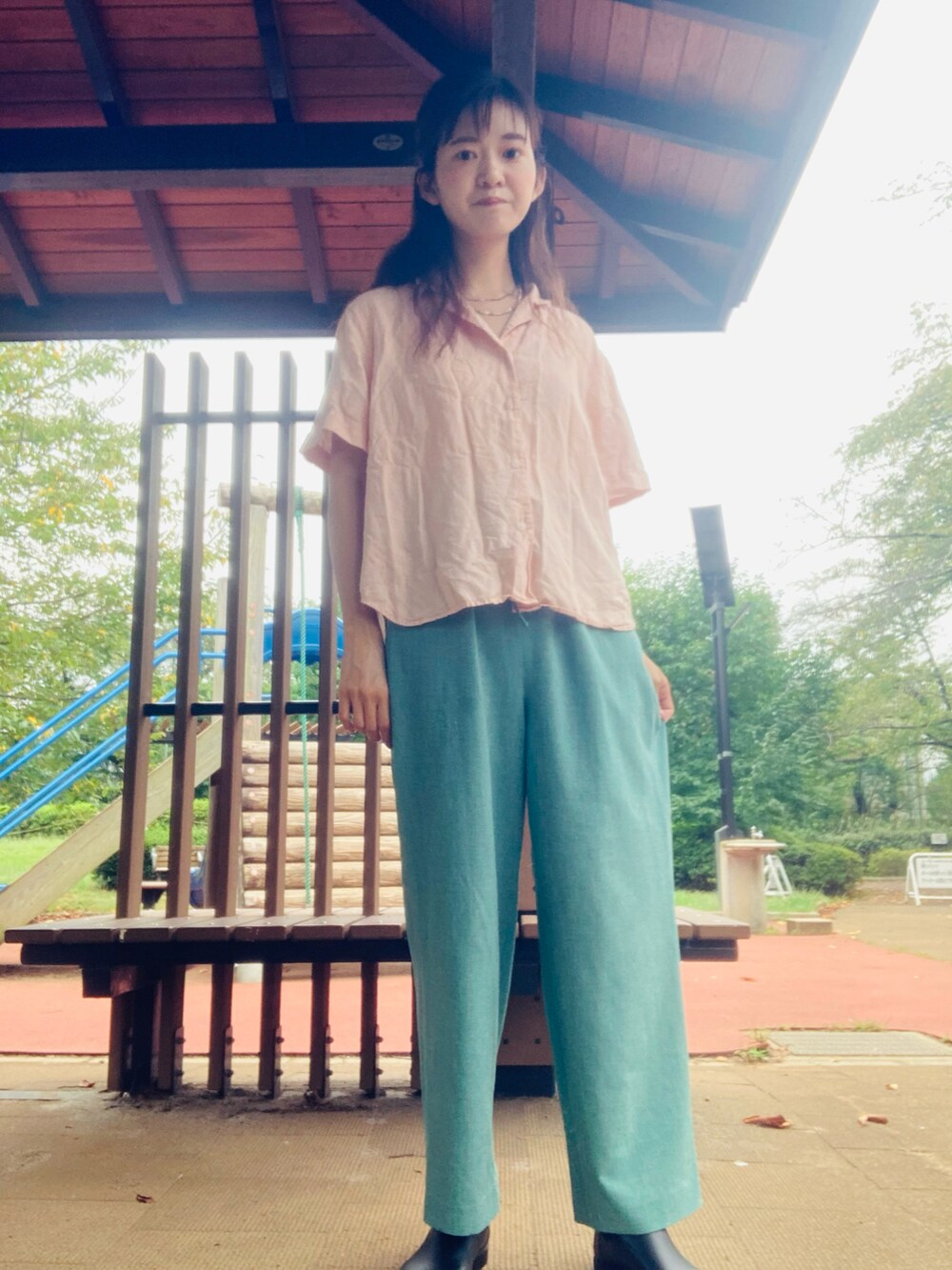 オレンジ系のTシャツ/カットソーを着用したレディースの秋コーディネートの2枚目の写真