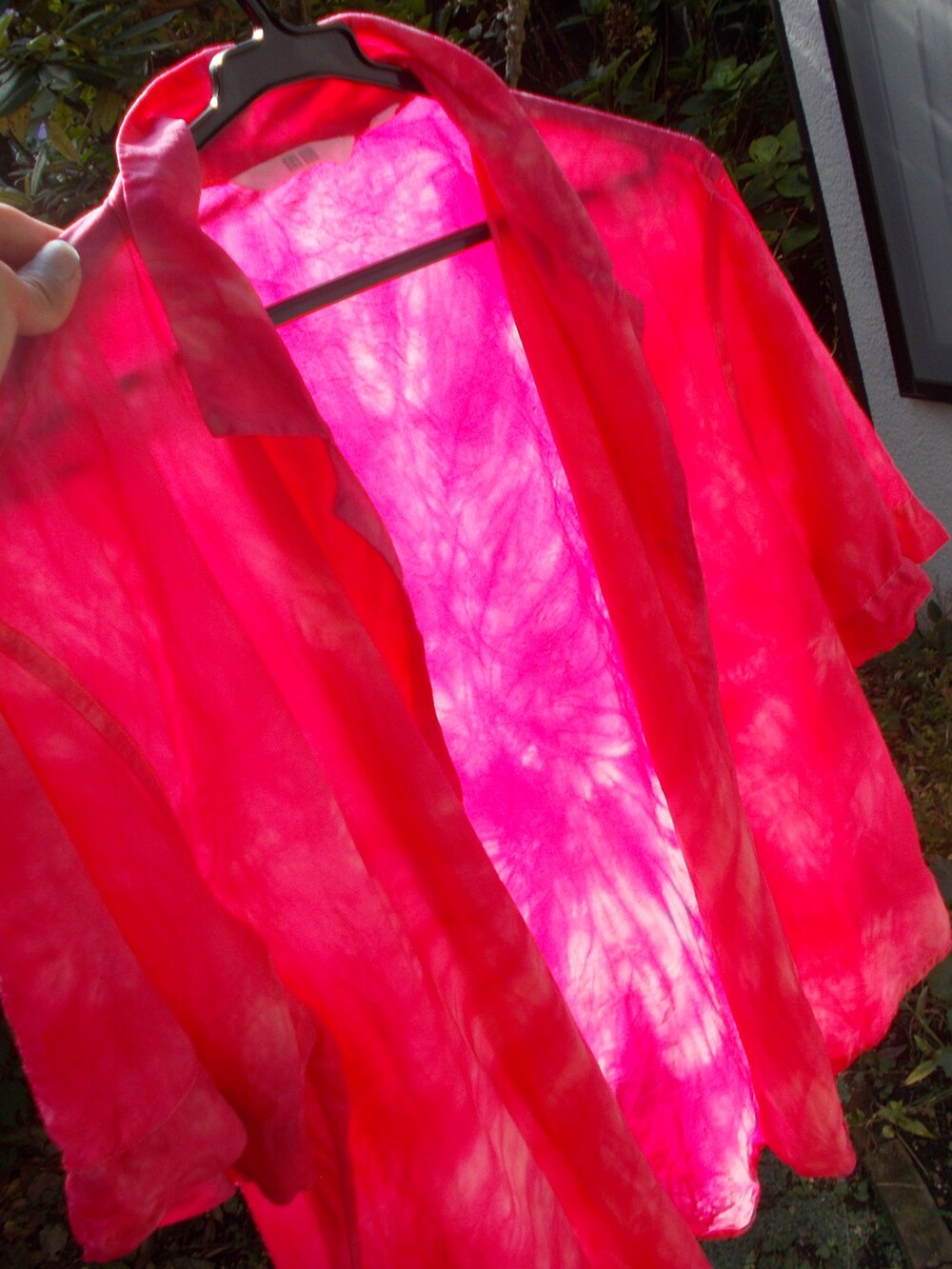 ピンク系のトップスを着用したレディースの秋コーディネートの4枚目の写真