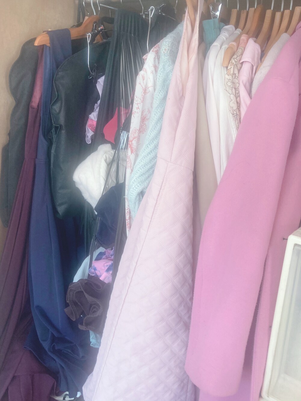 シルバー系のハンドバッグを着用したレディースの春コーディネートの2枚目の写真