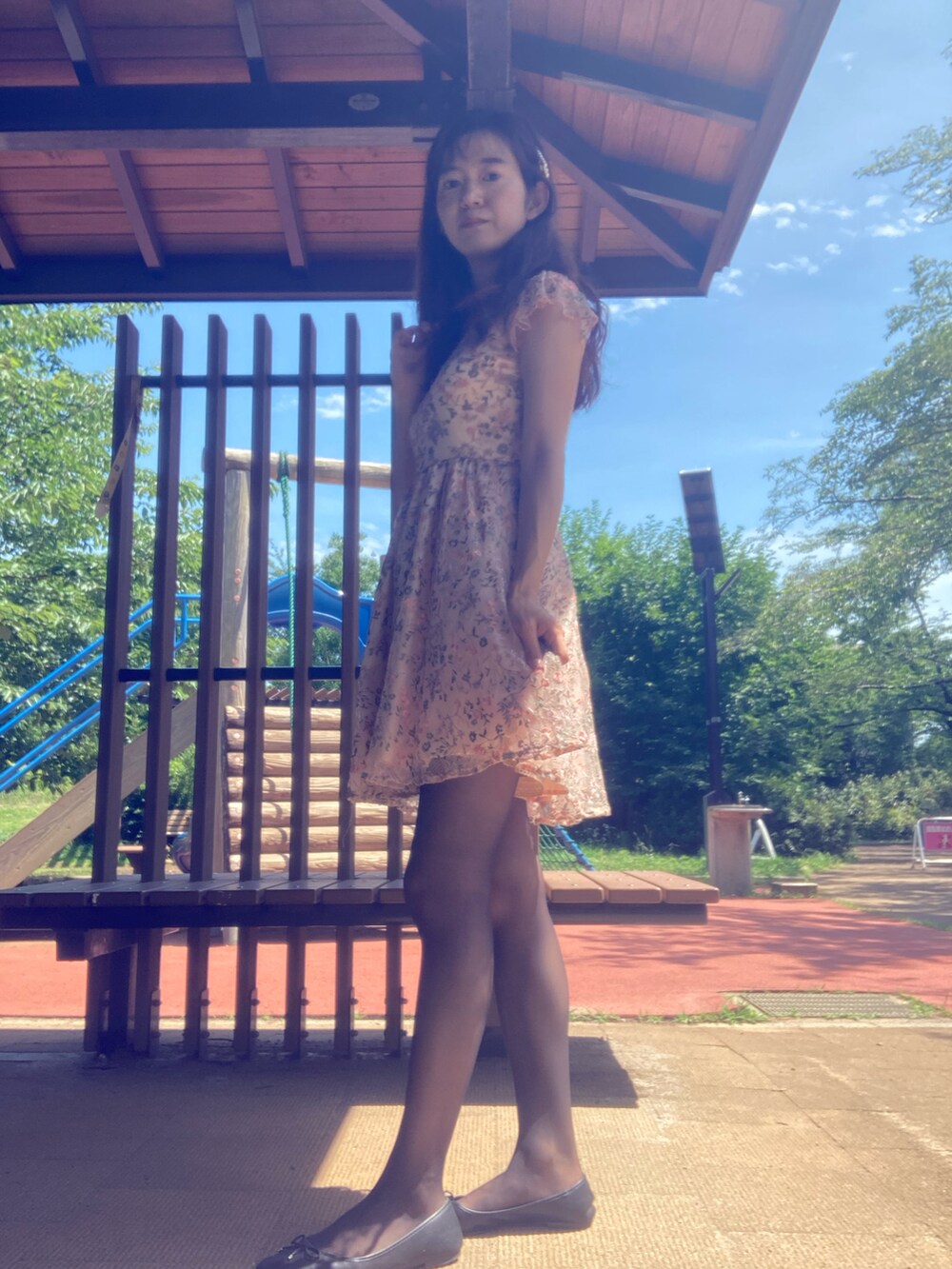 ピンク系のワンピースを着用したレディースの夏コーディネートの3枚目の写真