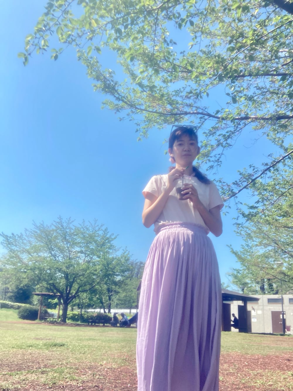 ピンク系のTシャツ/カットソーを着用したレディースの春コーディネートの2枚目の写真