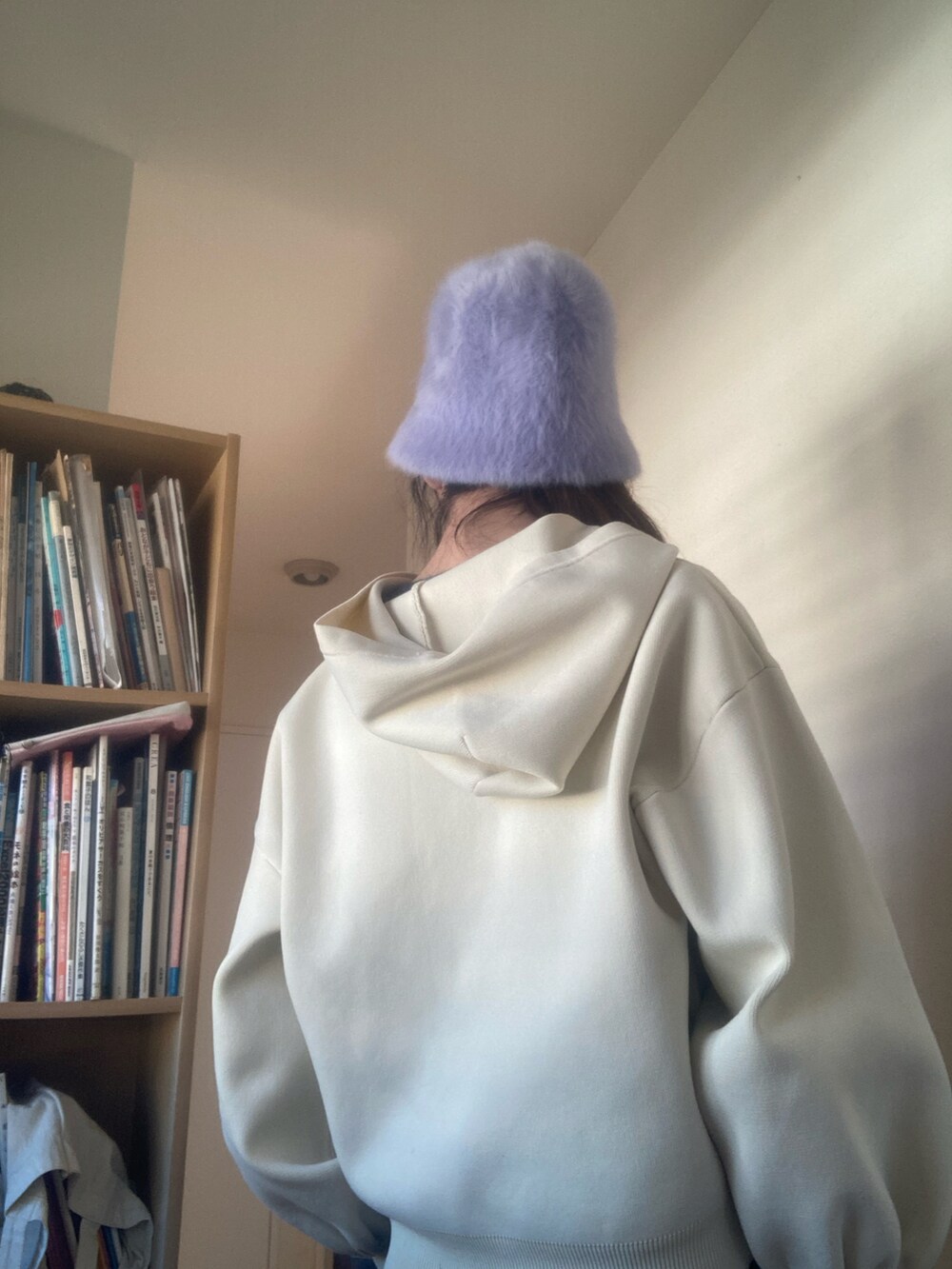 ブルー系のハットを着用したレディースの秋コーディネートの2枚目の写真