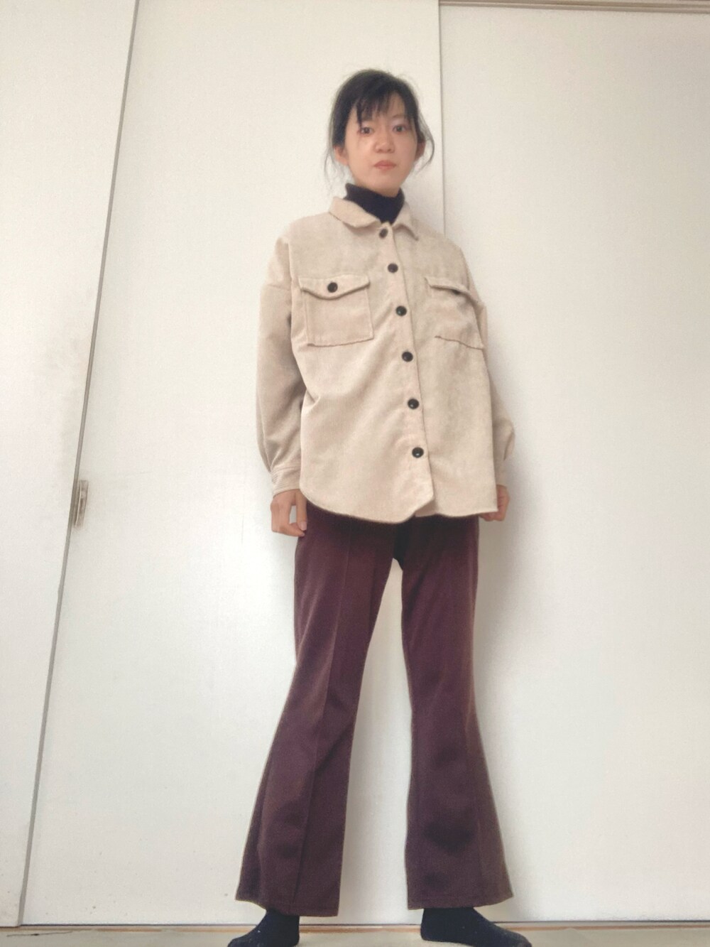 ブラウン系のパンツを着用したレディースの冬コーディネートの3枚目の写真