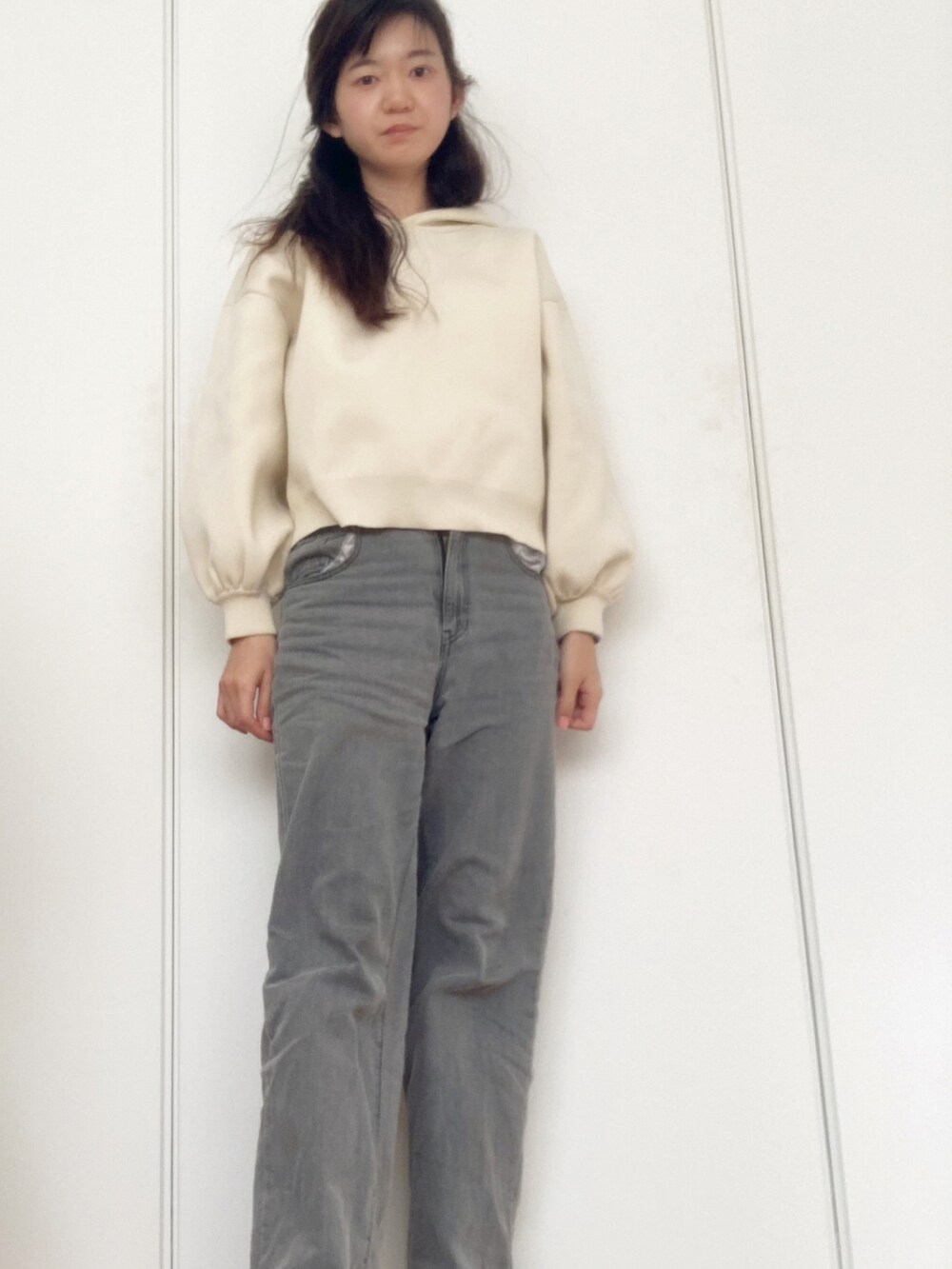 ホワイト系のトップスを着用したレディースの春コーディネートの2枚目の写真