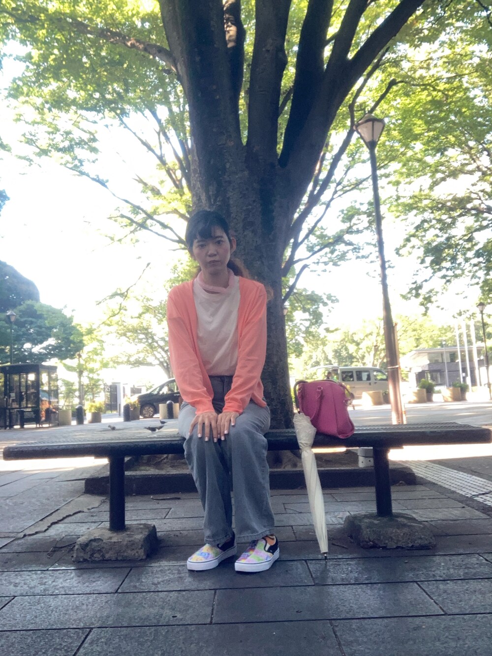 その他のスニーカーを着用したレディースの夏コーディネートの2枚目の写真