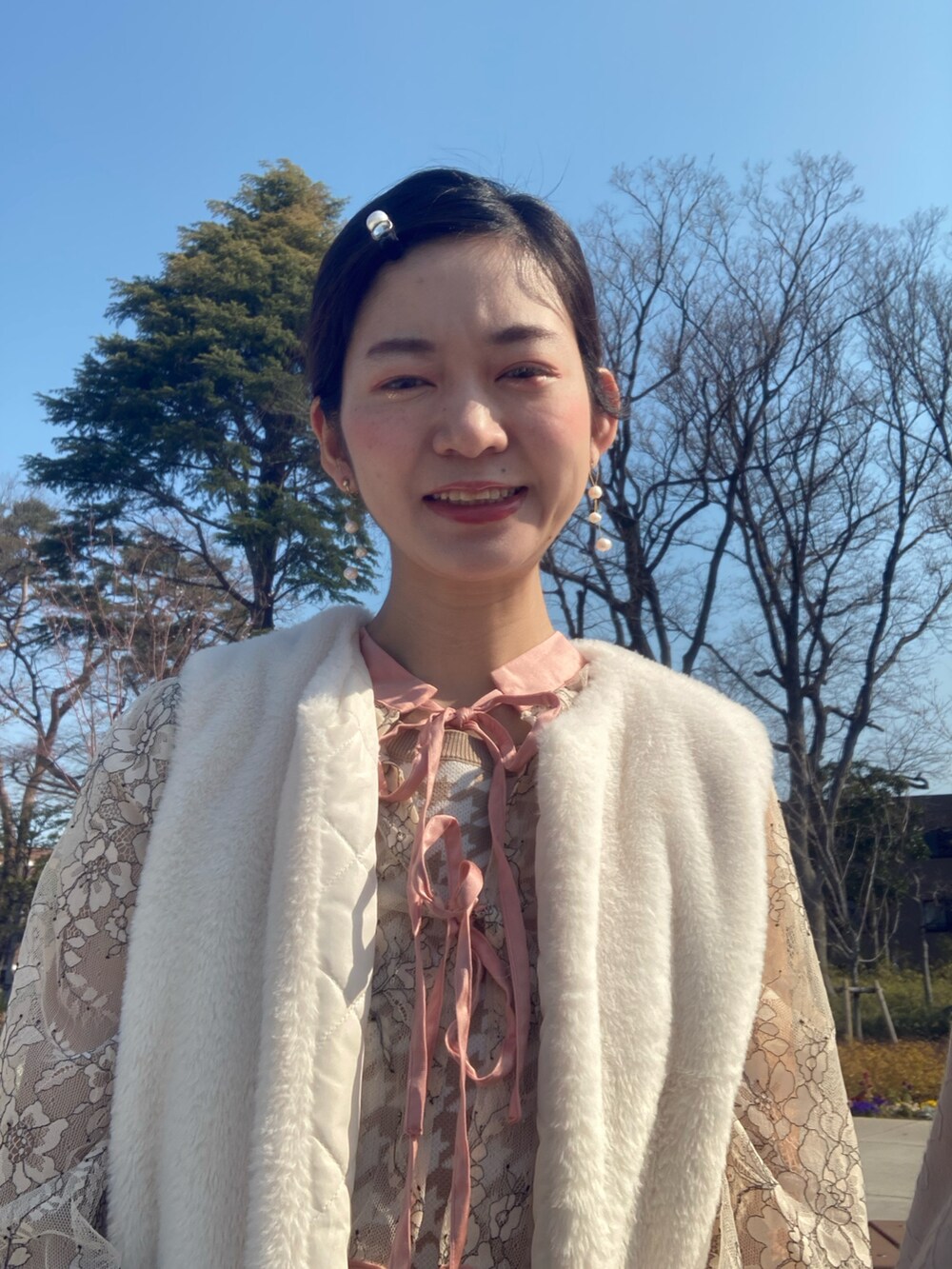 ピンク系のシャツ/ブラウスを着用したレディースの春コーディネートの3枚目の写真