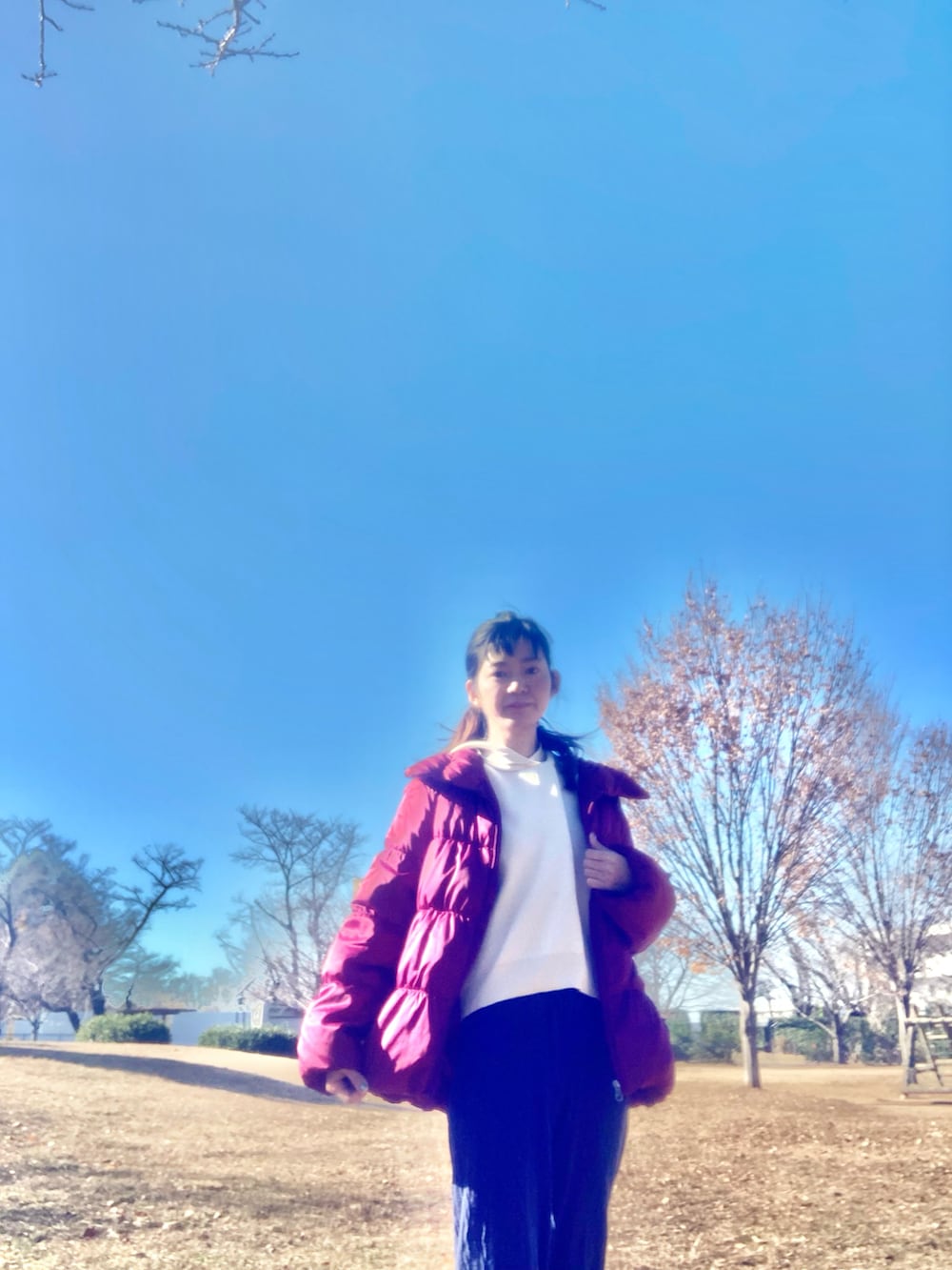 ブルー系のスラックスを着用したレディースの冬コーディネートの2枚目の写真