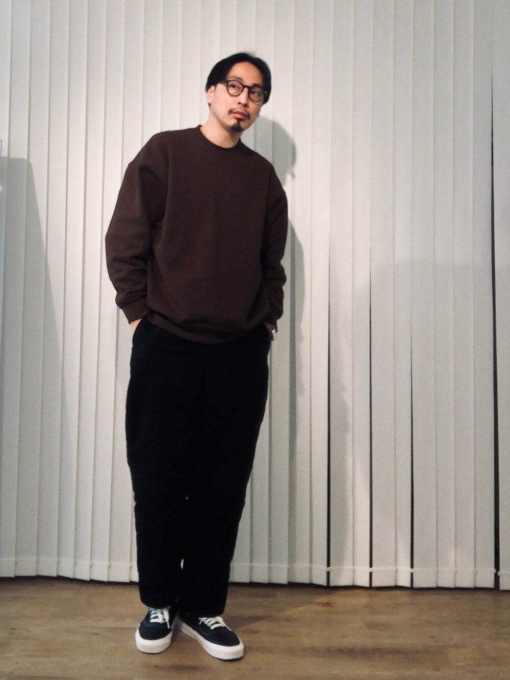 グリーン系のスウェット、グリーン系のダッフルコート、ブラック系のその他パンツを着用したメンズの冬コーディネートの2枚目の写真