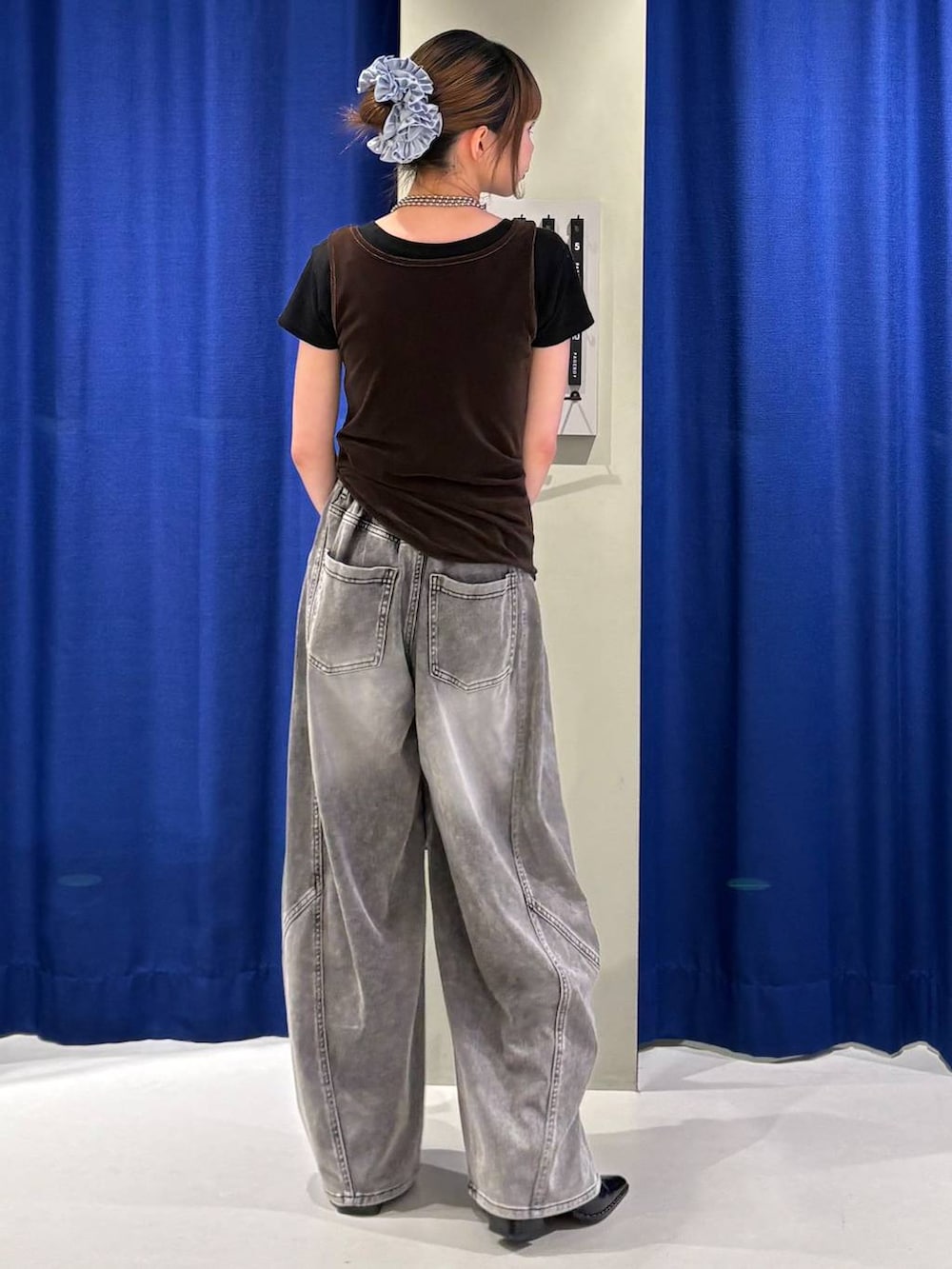 ブラウン系のタンクトップ、ブラック系のデニムパンツ、ブラック系のTシャツ/カットソーを着用したレディースの夏コーディネートの3枚目の写真