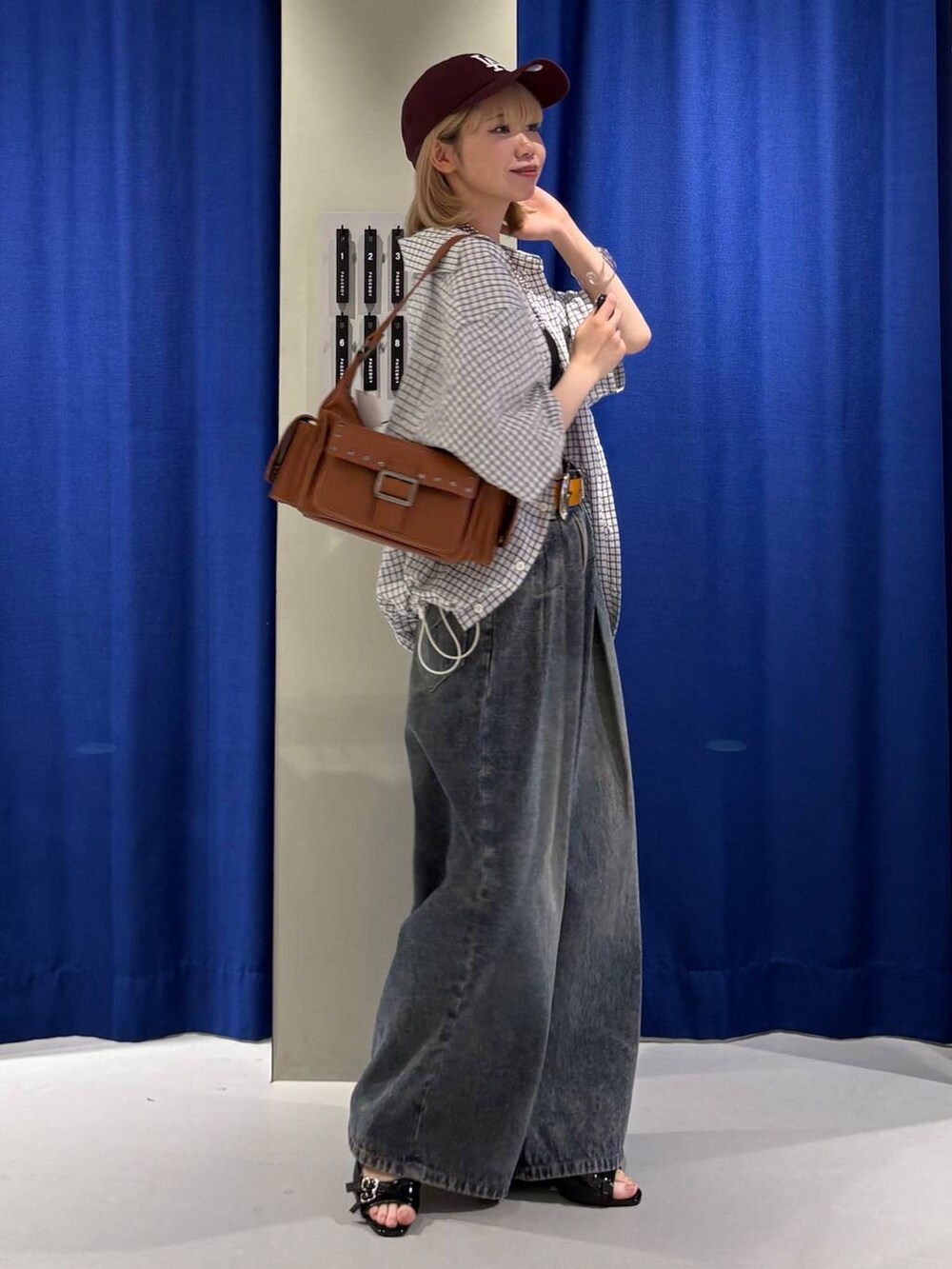 ブルー系のデニムパンツ、ブラック系のキャミソール、ブラック系のサンダルを着用したレディースの夏コーディネートの2枚目の写真