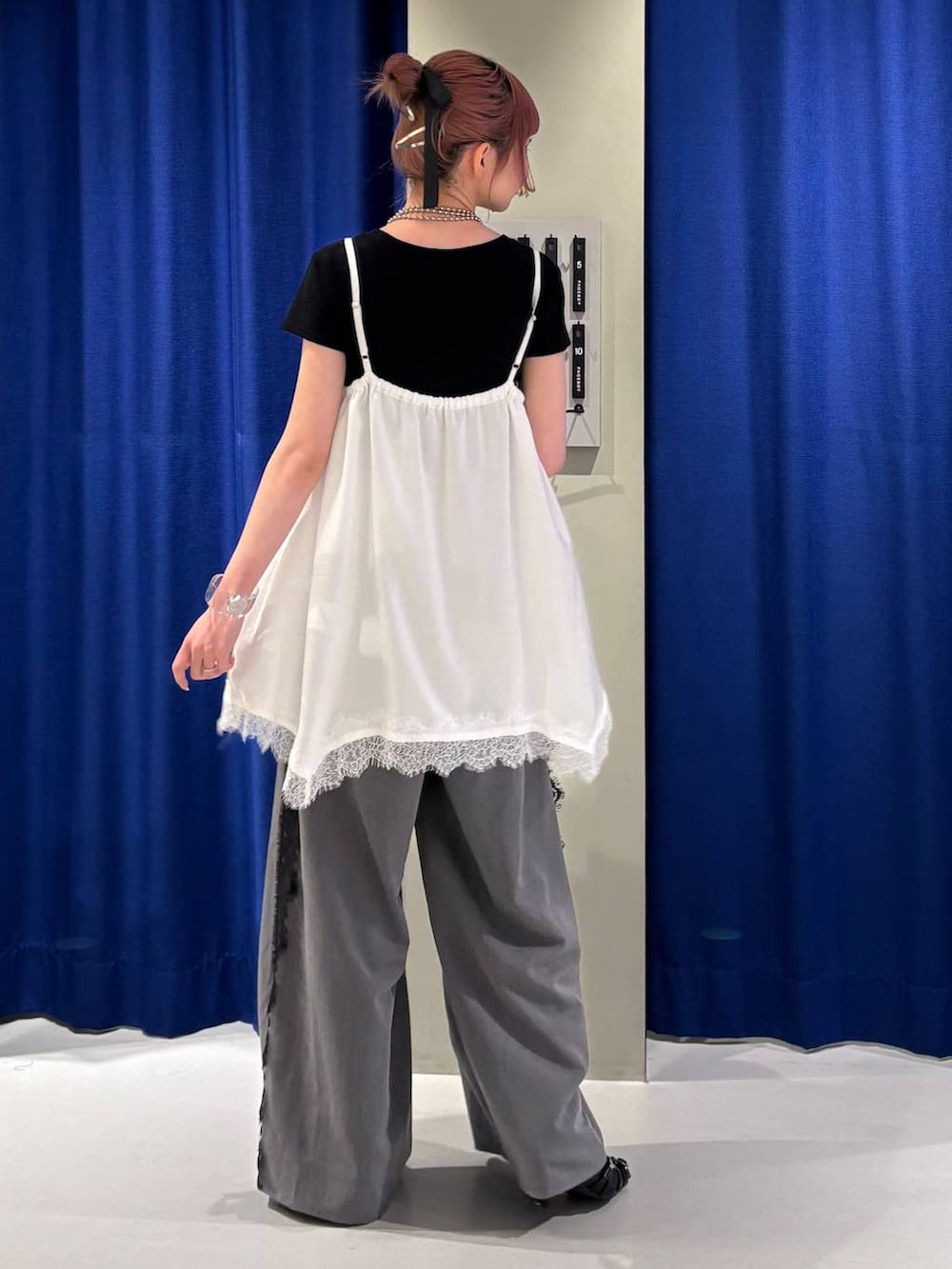 ブラック系のTシャツ/カットソー、ブラック系のサンダル、グレー系のその他パンツを着用したレディースの春コーディネートの3枚目の写真