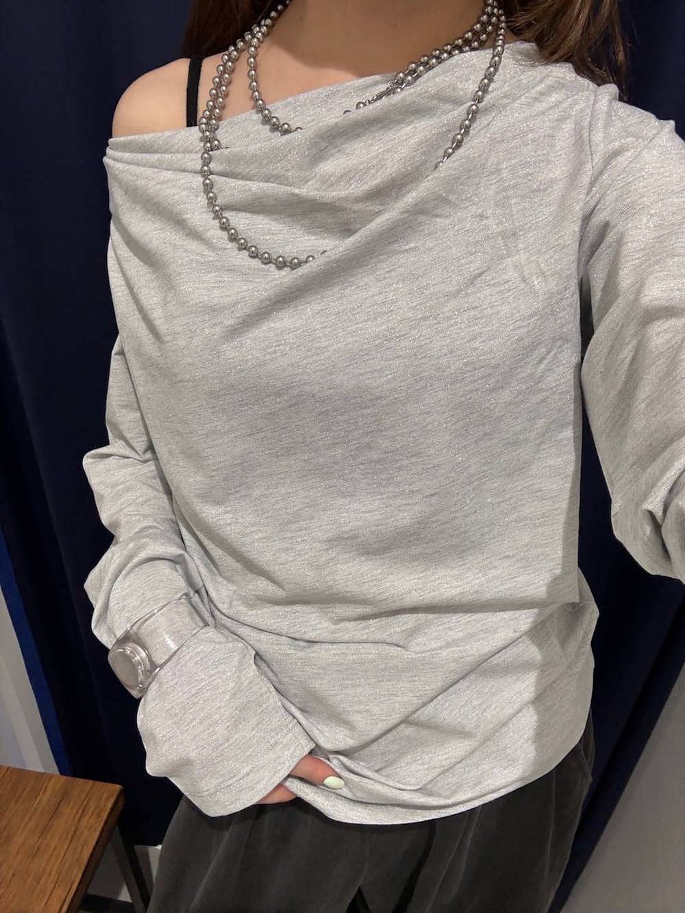 ブラック系のスウェットパンツ、グレー系のTシャツ/カットソー、ブラック系のキャミソールを着用したレディースの夏コーディネートの5枚目の写真