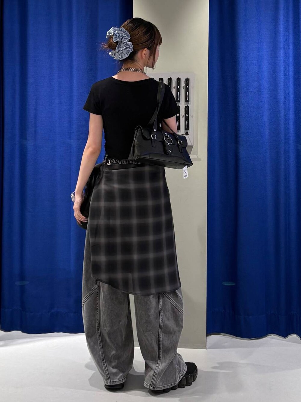ブラック系のシャツ/ブラウス、ブラック系のデニムパンツ、ブラック系のTシャツ/カットソーを着用したレディースの夏コーディネートの3枚目の写真