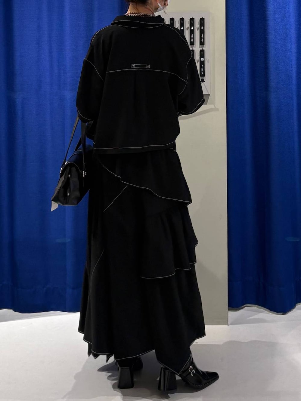 ブラック系のスカート、ブラック系のシャツ/ブラウス、ブラック系のTシャツ/カットソーを着用したレディースの夏コーディネートの3枚目の写真