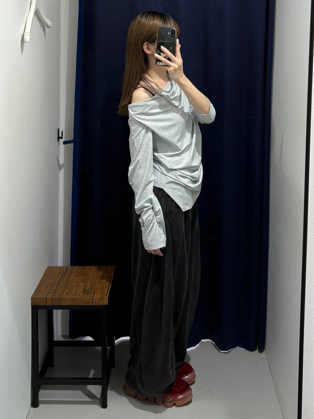 ブラック系のスウェットパンツ、グレー系のTシャツ/カットソー、ブラック系のキャミソールを着用したレディースの夏コーディネートの2枚目の写真