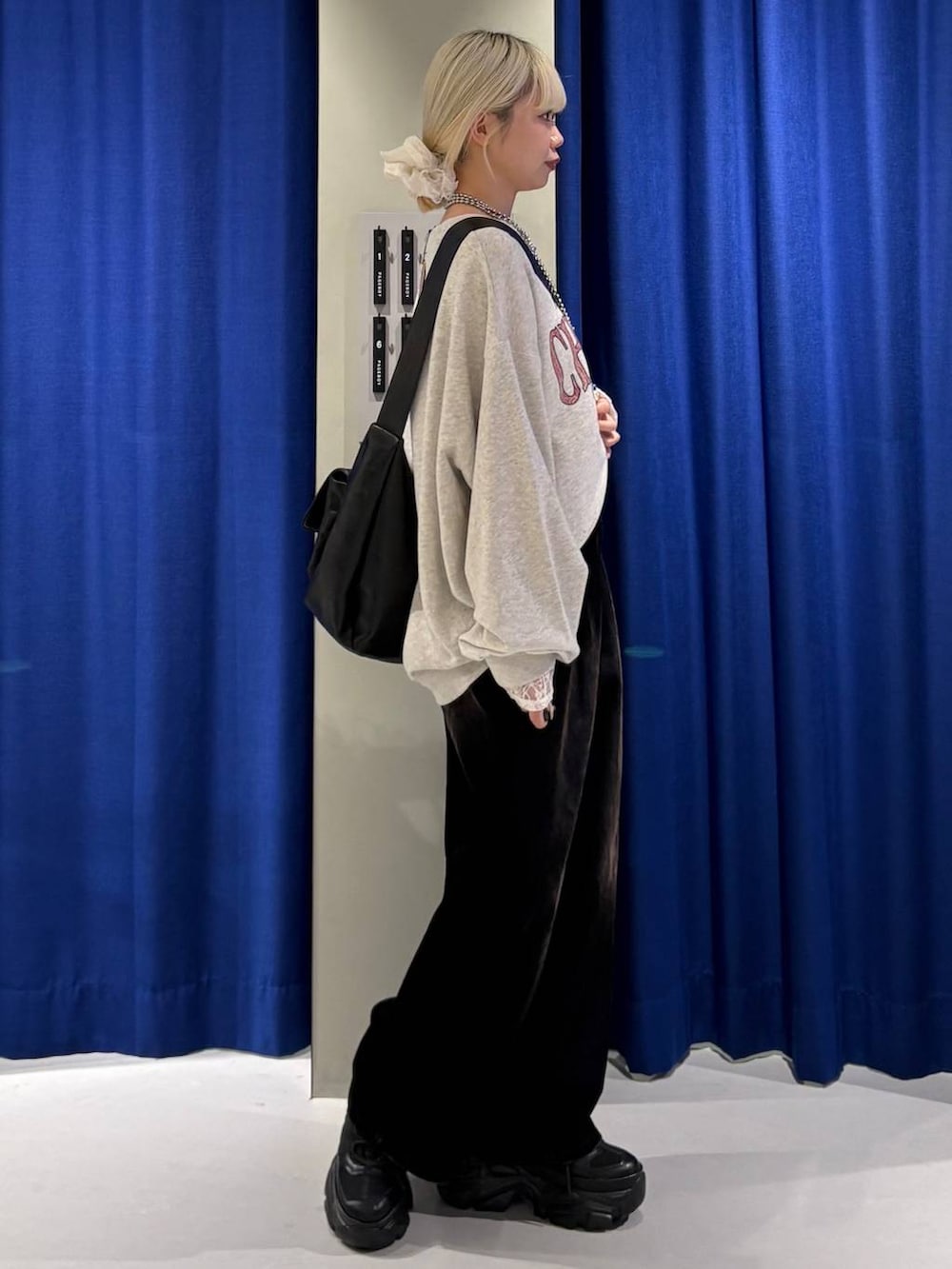 「ガーリー、個性派、モード、レイヤードスタイル、カジュアル、メンズライク、PAGEBOY」｜「PAGEBOYのプラットチャンキースニーカー（スニーカー、ブラック系）」を使った、pisさん（レディース・157cm）の夏コーディネートの2枚目の写真
